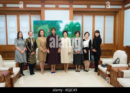 U. Melania Trump trifft sich mit der koreanischen First Lady Kim Jung-sook im Blue House am 7. November 2017 in Seoul, Südkorea. Trump befindet sich auf dem zweiten Stopp eines 13-tägigen Schwungs durch Asien. Stockfoto