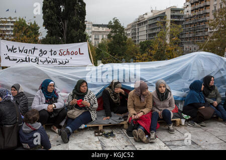 Athen, Griechenland. November 2017. Flüchtlinge sitzen am 8. November 2017 auf dem Syntagma-Platz im Zentrum von Athen, Griechenland. Am 1. November 2017 versammelten sich Flüchtlinge - hauptsächlich aus Syrien - auf dem Syntagma-Platz in Athen, gegenüber dem griechischen Parlament, die eine Protestsitzung und einen Hungerstreik begannen und die griechische und deutsche Regierung aufforderten, die sechs Monate gesetzliche Grenze für Familienzusammenführungen einzuhalten und die Wiedervereinigung mit ihren Familien in Deutschland zu ermöglichen. Quelle: dpa Picture Alliance/Alamy Live News Stockfoto