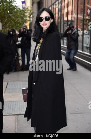 New York, NY, USA. November 2017. Krysten Ritter wurde bei AOL BUILD gesehen, um ihr neues Buch BONFIRE Out and About für Celebrity Candids zu promoten - MI, New York, NY, 8. November 2017. Quelle: Derek Storm/Everett Collection/Alamy Live News Stockfoto