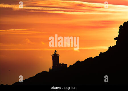 Lamorna, Cornwall, UK. 8. November 2017. UK Wetter. Die Sonne hinter der Tater Dhu Leuchtturm weit im Süden westlich von Cornwall. Foto: Simon Maycock/Alamy leben Nachrichten Stockfoto