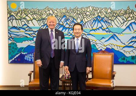 Seoul, Südkorea . November 2017. U. US-Präsident Donald Trump steht für ein Foto mit dem Sprecher der südkoreanischen Nationalversammlung Chung Sye-kyun, bevor er seine Rede am 8. November 2017 in Seoul, Südkorea, hält. Trump befindet sich auf dem zweiten Stopp eines 13-tägigen Schwungs durch Asien. Quelle: Planetpix/Alamy Live News Stockfoto