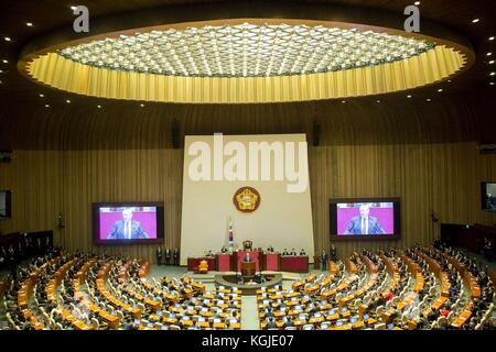 Seoul, Südkorea . November 2017. U. US-Präsident Donald Trump hält eine Rede vor der südkoreanischen Nationalversammlung am 8. November 2017 in Seoul, Südkorea. Trump befindet sich auf dem zweiten Stopp eines 13-tägigen Schwungs durch Asien. Quelle: Planetpix/Alamy Live News Stockfoto