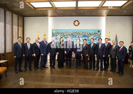 Seoul, Südkorea . November 2017. U. US-Präsident Donald Trump und First Lady Melania Trump stehen für ein Foto mit Mitgliedern und Beamten der südkoreanischen Nationalversammlung, bevor sie seine Rede am 8. November 2017 in Seoul halten. Trump befindet sich auf dem zweiten Stopp eines 13-tägigen Schwungs durch Asien. Quelle: Planetpix/Alamy Live News Stockfoto