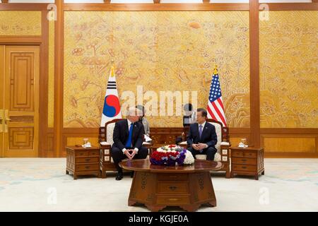 Seoul, Südkorea . November 2017. U. US-Präsident Donald Trump und südkoreanischer Präsident Moon Jae-in treffen sich am 7. November 2017 im Blauen Haus in Seoul, Südkorea. Trump befindet sich auf dem zweiten Stopp eines 13-tägigen Schwungs durch Asien. Quelle: Planetpix/Alamy Live News Stockfoto