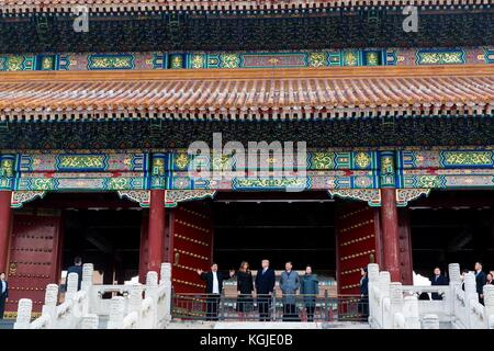 Seoul, Südkorea . November 2017. U. US-Präsident Donald Trump, First Lady Melania Trump, der chinesische Präsident Xi Jinping und seine Frau Peng Liyuan, rechts, während einer Tour durch die Verbotene Stadt am 8. November 2017 in Peking, China. Trump befindet sich auf der dritten Etappe eines 13-tägigen Schwungs durch Asien. Quelle: Planetpix/Alamy Live News Stockfoto