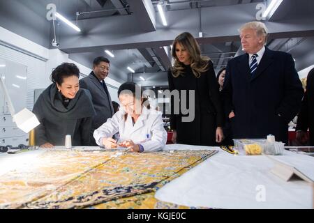 Seoul, Südkorea. 08 Nov, 2017. US-Präsident Donald Trump, rechts, erste Dame melania Trump, Mitte, der chinesische Präsident Xi Jinping, und seine Frau Peng Liyuan, Links, sehen Sie ein naturschützer Reparatur des 18. Jahrhunderts kaiserliche Robe an der Erhaltung wissenschaftliches Labor während einer Tour von der Verbotenen Stadt November 8, 2017, in Peking, China. Trump ist auf der dritten Etappe eines 13-tägigen Schwingen durch Asien. Credit: planetpix/alamy leben Nachrichten Stockfoto
