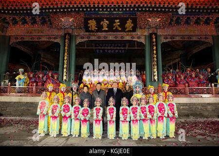 Seoul, Südkorea . November 2017. U. US-Präsident Donald Trump, First Lady Melania Trump, der chinesische Präsident Xi Jinping und seine Frau Peng Liyuan posieren mit Künstlern der chinesischen Oper während einer Tour durch die Verbotene Stadt am 8. November 2017 in Peking, China. Trump befindet sich auf der dritten Etappe eines 13-tägigen Schwungs durch Asien. Quelle: Planetpix/Alamy Live News Stockfoto