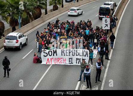 Barcelona, Spanien. 26 Okt, 2017. Barcelona, Espana. 26 Okt, 2017. Demonstranten Schneiden der Ronda de dalt in Barcelona während des Generalstreiks in Katalonien in Protest gegen die politischen Entscheidungen der spanischen Regierung und zugunsten der Unabhängigkeit, in Barcelona, am November 08, 2017. Credit: gtres información más comuniación auf Linie, s l/alamy live news Credit: gtres información más comuniación auf Linie, s l/alamy leben Nachrichten Stockfoto