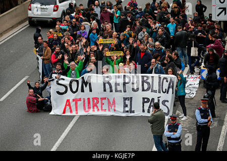 Barcelona, Spanien. Oktober 2017. Barcelona, Espana. November 2017. Demonstranten, die die Ronda de Dalt in Barcelona während des Generalstreiks in Katalonien am 8. november 2017 aus Protest gegen die politischen Entscheidungen der spanischen Regierung und zugunsten der Unabhängigkeit in Barcelona zerschnitten. Credit: Gtres Información más Comuniación on line, S.L./Alamy Live News Credit: Gtres Información más Comuniación on line, S.L./Alamy Live News Stockfoto