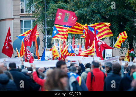 Barcelona, Spanien. Oktober 2017. Barcelona, Espana. November 2017. Demonstration auf der Plaza de la Catedral während des Generalstreiks in Katalonien aus Protest gegen die politischen Entscheidungen der spanischen Regierung und zugunsten der Unabhängigkeit in Barcelona am 8. november 2017. Credit: Gtres Información más Comuniación on line, S.L./Alamy Live News Credit: Gtres Información más Comuniación on line, S.L./Alamy Live News Stockfoto