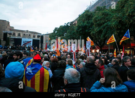 Barcelona, Spanien. Oktober 2017. Barcelona, Espana. November 2017. Demonstration auf der Plaza de la Catedral während des Generalstreiks in Katalonien aus Protest gegen die politischen Entscheidungen der spanischen Regierung und zugunsten der Unabhängigkeit in Barcelona am 8. november 2017. Credit: Gtres Información más Comuniación on line, S.L./Alamy Live News Credit: Gtres Información más Comuniación on line, S.L./Alamy Live News Stockfoto