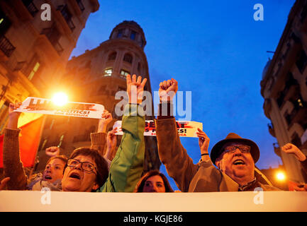 Barcelona, Spanien. Oktober 2017. Barcelona, Espana. November 2017. Demonstration auf der Plaza de la Catedral und in der Via Layetana während des Generalstreiks in Katalonien aus Protest gegen die politischen Entscheidungen der spanischen Regierung und zugunsten der Unabhängigkeit in Barcelona am 8. november 2017. Credit: Gtres Información más Comuniación on line, S.L./Alamy Live News Credit: Gtres Información más Comuniación on line, S.L./Alamy Live News Stockfoto