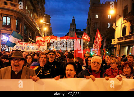 Barcelona, Spanien. Oktober 2017. Barcelona, Espana. November 2017. Demonstration auf der Plaza de la Catedral und in der Via Layetana während des Generalstreiks in Katalonien aus Protest gegen die politischen Entscheidungen der spanischen Regierung und zugunsten der Unabhängigkeit in Barcelona am 8. november 2017. Credit: Gtres Información más Comuniación on line, S.L./Alamy Live News Credit: Gtres Información más Comuniación on line, S.L./Alamy Live News Stockfoto