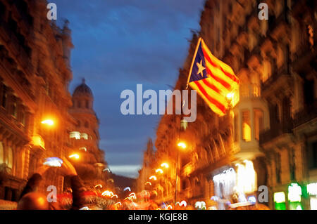Barcelona, Spanien. Oktober 2017. Barcelona, Espana. November 2017. Demonstration auf der Plaza de la Catedral und in der Via Layetana während des Generalstreiks in Katalonien aus Protest gegen die politischen Entscheidungen der spanischen Regierung und zugunsten der Unabhängigkeit in Barcelona am 8. november 2017. Credit: Gtres Información más Comuniación on line, S.L./Alamy Live News Credit: Gtres Información más Comuniación on line, S.L./Alamy Live News Stockfoto