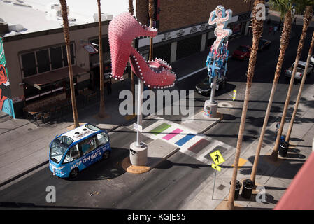 Las Vegas, USA. 08 Nov, 2017. Ein navya Arma autonome elektrische Shuttle an der Fremont Street in Downtown Las Vegas kriecht, Nev., nov. 8, 2017. (Foto von Jason ogulnik) Credit: Jason ogulnik/alamy leben Nachrichten Stockfoto