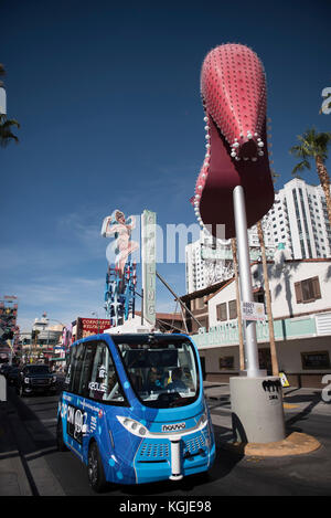 Las Vegas, USA. 08 Nov, 2017. Ein navya Arma autonome elektrische Shuttle an der Fremont Street in Downtown Las Vegas kriecht, Nev., nov. 8, 2017. (Foto von Jason ogulnik) Credit: Jason ogulnik/alamy leben Nachrichten Stockfoto