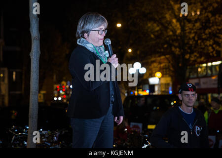 London, Großbritannien. 8. november 2017. caroline Russell, Grüne Partei London Assembly Mitglied, Adressen Aktivisten von Stop killing Radfahrer halten eine Mahnwache für Jerome Roussel außerhalb Islington Rathaus. Jerome roussel war ein 51-jähriger Radfahrer, der im Krankenhaus am 25. Juni starb, sieben Wochen nach dem Radfahren Unfall auf der Pentonville Road. Eine Untersuchung in seinem Tod war heute fällig gehalten zu werden. Quelle: Mark kerrison/alamy leben Nachrichten Stockfoto