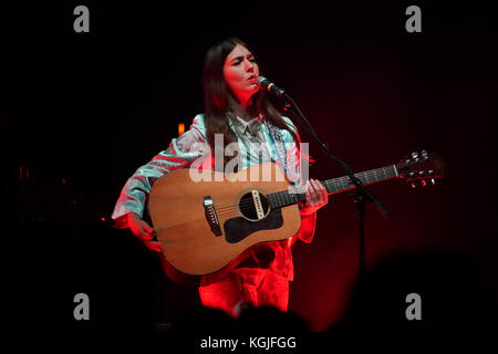 Hammersmith, London, Großbritannien. 08 Nov, 2017. weyes Blut (Real Name: Natalie mering) live auf der Bühne in der Unterstützung von Vater Johannes misty Eventim in Hammersmith Apollo in London. foto Datum: Mittwoch, 8. November 2017. Quelle: Roger Garfield/alamy leben Nachrichten Stockfoto