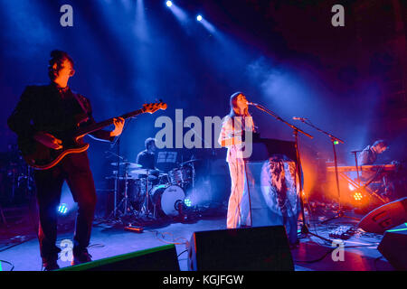 Hammersmith, London, Großbritannien. 08 Nov, 2017. weyes Blut (Real Name: Natalie mering) live auf der Bühne in der Unterstützung von Vater Johannes misty Eventim in Hammersmith Apollo in London. foto Datum: Mittwoch, 8. November 2017. Quelle: Roger Garfield/alamy leben Nachrichten Stockfoto