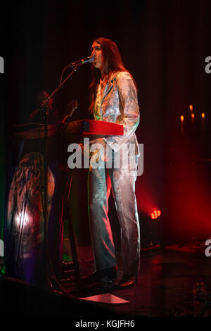 Hammersmith, London, Großbritannien. 08 Nov, 2017. weyes Blut (Real Name: Natalie mering) live auf der Bühne in der Unterstützung von Vater Johannes misty Eventim in Hammersmith Apollo in London. foto Datum: Mittwoch, 8. November 2017. Quelle: Roger Garfield/alamy leben Nachrichten Stockfoto