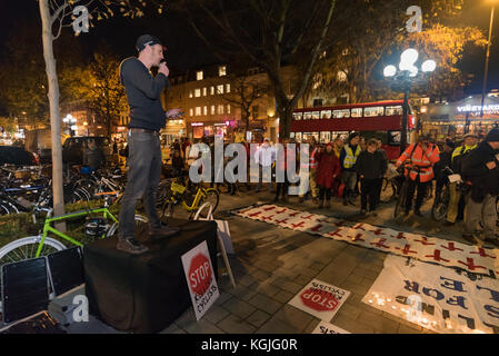 London, Großbritannien. 8. November 2017. Das Töten Radfahrer sterben - in und Vigil beginnt außerhalb Islington Rathaus Jerome Roussel, der im Krankenhaus starb sieben Wochen nach Er war ein LKW schlagen, während Radfahren auf Pentonville Rd zu ehren, und deren Untersuchung, die heute eröffnet. Credit: Peter Marschall/Alamy leben Nachrichten Stockfoto