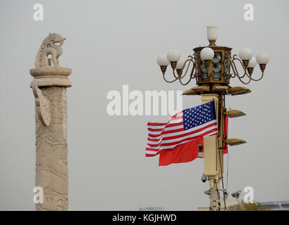 Beijin, Beijin, China. November 2017. Peking, CHINA-8. November 2017: (NUR FÜR REDAKTIONELLE VERWENDUNG. CHINA OUT) . Während US-Präsident Donald Trump am 8. November 2017 China besucht, ist die Nationalflagge Chinas und der Vereinigten Staaten auf dem Tian'anmen-Platz in Peking zu sehen. Quelle: SIPA Asia/ZUMA Wire/Alamy Live News Stockfoto