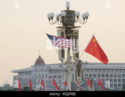 Beijin, beijin, China. 8 Nov, 2017 Peking, China-8 th November 2017: (redaktionelle Verwendung. China). als US-Präsident Donald Trump besucht China am 8. November 2017, die Flagge von China und die Vereinigten Staaten am Tian'anmen-Platz in Peking gesehen werden. Quelle: sipa Asien/zuma Draht/alamy leben Nachrichten Stockfoto