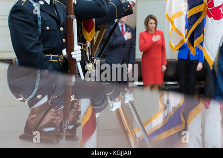 Washington DC, USA. Nov. 2017. Die Ehrengarde spiegelt sich in ihrer Aufmerksamkeit wider, während die National Anthem der Vereinigten Staaten während einer Zeremonie gespielt wird, die einen Stuhl im Kapitolgebäude der Vereinigten Staaten widmet, um Soldaten der Vereinigten Staaten zu ehren, die als "Kriegsgefangene" oder "in Aktion" im Kapitolgebäude der Vereinigten Staaten beschriftet sind November 2017 in Washington, DC statt. Kredit: Alex Edelman/CNP /MediaPunch Credit: MediaPunch Inc/Alamy Live News Stockfoto