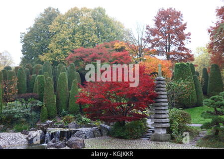 Bonn, Deutschland. 08 Nov, 2017. COP 23 UN-Klimakonferenz in Bonn, Deutschland. Japanische Park im Herbst und eine ruhige Gegend für den Klimawandel Aktivist und die Teilnehmer zwischen den Konferenzen und Aktionen zu ruhen. Der Park befindet sich in günstiger Lage zwischen Bonn und Bula Zone der COP23-Klimakonferenz der Vereinten Nationen in Bonn, Deutschland, 8 Nov, 2017 Credit: Hdh/Alamy Leben Nachrichten entfernt Stockfoto