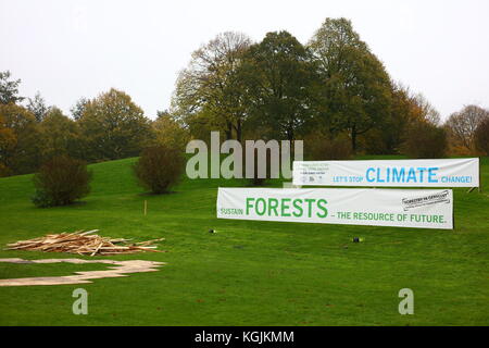 Bonn, Deutschland. 08 Nov, 2017. COP 23 UN-Klimakonferenz in Bonn, Deutschland. Anzeichen des Klimawandels' und 'Bearbeite Wälder - die Ressource der Zukunft' im Park zwischen Bonn und Bula Zone der COP 23, Bonn, Deutschland, 8. November, 2017 Kredit zu stoppen: Hdh/Alamy leben Nachrichten Stockfoto