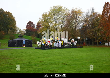 Bonn, Deutschland. 08 Nov, 2017. COP 23 UN-Klimakonferenz in Bonn, Deutschland. Klimawandel Aktivist Schilder mit Zitaten und Meldungen in verschiedenen Sprachen im Park zwischen Bula und Bonn Zone der COP 23, Bonn, Deutschland, 2017 Quelle: Hdh/Alamy leben Nachrichten Stockfoto