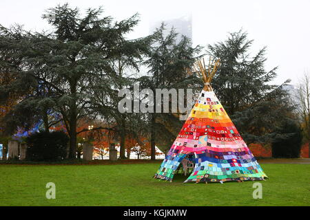 Bonn, Deutschland. 08 Nov, 2017. COP 23 UN-Klimakonferenz in Bonn, Deutschland. Gestrickte Tipi Zelt im Park zwischen dem Bula und Bonn Zone der UN-Klimakonferenz in Bonn, Deutschland, 8 Nov, 2017 Credit: Hdh/Alamy leben Nachrichten Stockfoto