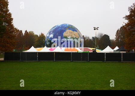 Bonn, Deutschland. 08 Nov, 2017. COP 23 UN-Klimakonferenz in Bonn, Deutschland. Klima Planet Informationen Zone im Park zwischen dem Bula und der Bonner Zone der COP 23 UN-Klimakonferenz in Bonn, Deutschland, 8 Nov, 2017 Credit: Hdh/Alamy leben Nachrichten Stockfoto