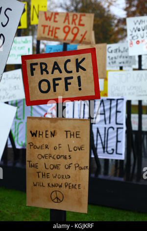 Bonn, Deutschland. 08 Nov, 2017. COP 23 UN-Klimakonferenz in Bonn, Deutschland. Aktivist Zeichen in den Park zwischen Bonn und Bula Zone der COP23-Klimakonferenz der Vereinten Nationen. Mit 'Frack Aus' im Bild prominent sein, andere Signes sind unscharf aber lesbarer 'Wir sind die 99%" und "Wenn die Macht der Liebe die Liebe zur Macht überwindet die Welt wissen, Frieden", Bonn, Deutschland, 8. November, 2017 Credit: Hdh/Alamy leben Nachrichten Stockfoto