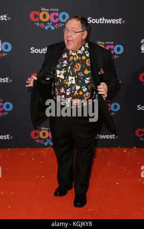 Hollywood, Ca. Nov. 2017. John Lasseter, bei Der US-Premiere von Disney-Pixars "Coco" im El Capitan Theatre in Hollywood, Kalifornien am 8. November 2017. Kredit: Faye Sadou/Media Punch/Alamy Live News Stockfoto