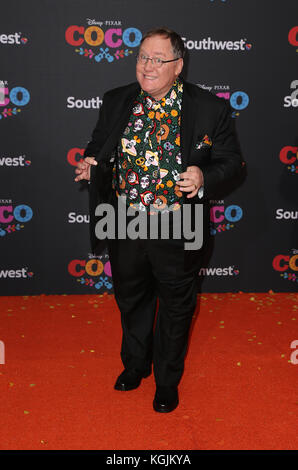 Hollywood, Ca. Nov. 2017. John Lasseter, bei Der US-Premiere von Disney-Pixars "Coco" im El Capitan Theatre in Hollywood, Kalifornien am 8. November 2017. Kredit: Faye Sadou/Media Punch/Alamy Live News Stockfoto