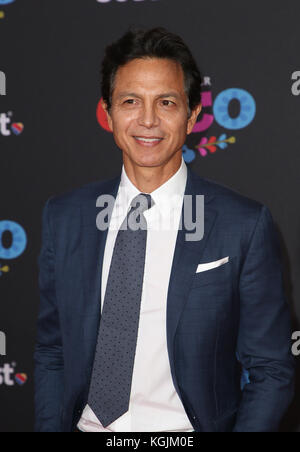 Hollywood, Ca. Nov. 2017. Benjamin Bratt, bei Der US-Premiere von Disney-Pixars "Coco" im El Capitan Theatre in Hollywood, Kalifornien am 8. November 2017. Kredit: Faye Sadou/Media Punch/Alamy Live News Stockfoto