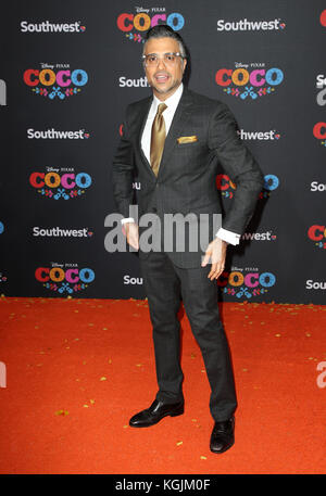 Hollywood, Ca. Nov. 2017. Jaime Camil, bei Der US-Premiere von Disney-Pixars "Coco" im El Capitan Theatre in Hollywood, Kalifornien am 8. November 2017. Kredit: Faye Sadou/Media Punch/Alamy Live News Stockfoto