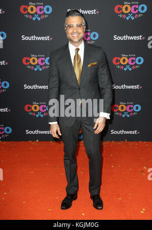 Hollywood, Ca. Nov. 2017. Jaime Camil, bei Der US-Premiere von Disney-Pixars "Coco" im El Capitan Theatre in Hollywood, Kalifornien am 8. November 2017. Kredit: Faye Sadou/Media Punch/Alamy Live News Stockfoto