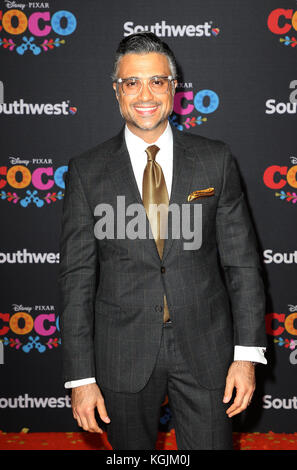 Hollywood, Ca. Nov. 2017. Jaime Camil, bei Der US-Premiere von Disney-Pixars "Coco" im El Capitan Theatre in Hollywood, Kalifornien am 8. November 2017. Kredit: Faye Sadou/Media Punch/Alamy Live News Stockfoto