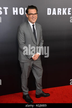 Beverly Hills, USA. November 2017. BEVERLY HILLS, CA. 8. November 2017: Joe Wright bei der Premiere für „Darkest Hour“ im Samuel Goldwyn Theatre an der Motion Picture Academy. Bildnachweis: Sarah Stewart/Alamy Live News Stockfoto