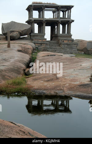 Säulenportikus Stein Galerie auf hemakoota Tempel Hill, hampi, Karnataka, Indien, Asien Stockfoto