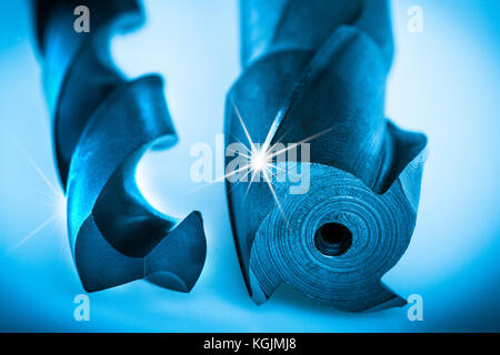 Detail der Schneidwerkzeuge für die geometrisch genaue Bohrungen. schöne Bohrer Werkzeuge mit spiralförmigen Nuten in blauer Farbe mit Strahlen auf Schneide Stockfoto