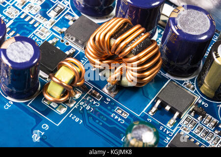 Computer Hardware. pulsquelle Schaltungen. Detail der elektronischen Komponenten des Computers Mainboard. Stockfoto