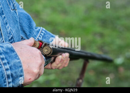 Nahaufnahme von einem Mann Laden eines dubble barrel Shotgun. Stockfoto