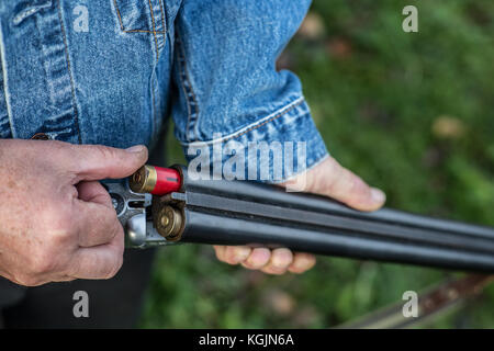 Nahaufnahme von einem Mann Laden eines dubble barrel Shotgun. Stockfoto