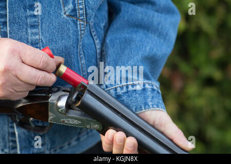 Nahaufnahme von einem Mann Laden eines dubble barrel Shotgun. Stockfoto