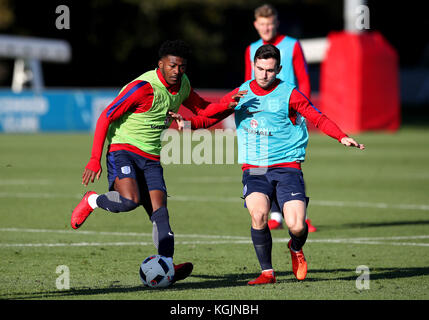 Englands Lewis Cook (rechts) und Ainsley Maitland-Niles (links) während des Trainings im St. George's Park, Burton. Stockfoto