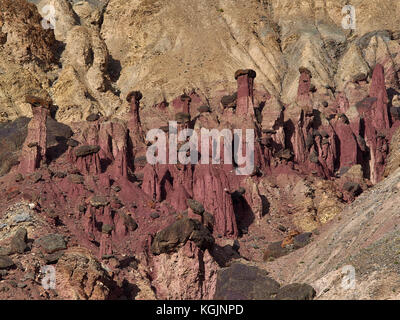 Maroon Stein Pilze, Beine aus Sandstein und Hüte aus dunklem feste Felsblöcke, in der Mitte einer steilen felsigen Klippen. Stockfoto