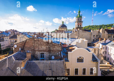 Blick vom Dach des berühmten Restaurants House of Legends auf der Altstadt von Lviv Stadt, Ukraine mit Dominikanerkirche und Turm der Dormition Kirche (Wa Stockfoto